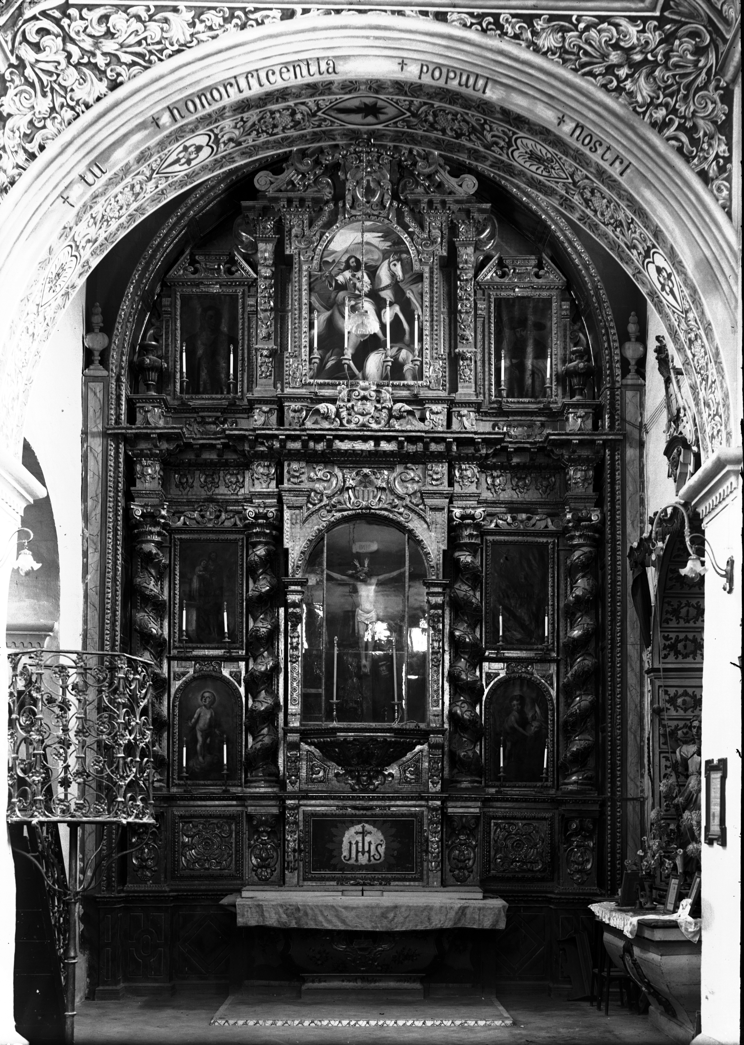 Retablo mayor. Ermita de Nuestra
Señora de Belén, Pilas (Sevilla).
Fotografía de Antonio Sancho. 1936.
Propiedad de la Fototeca del Laboratorio
de Arte de la Universidad de Sevilla.